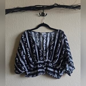 ✨️ 2/$10 ✨️ Black and White Crop Top - Boho - Hippy